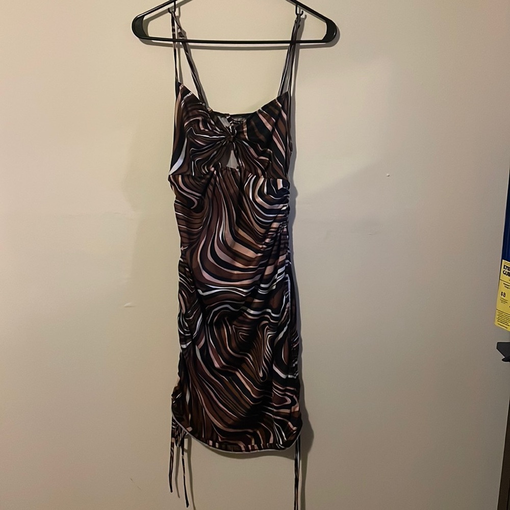 I’m selling because I just didn’t like the colors on me. Hasn’t been worn at all